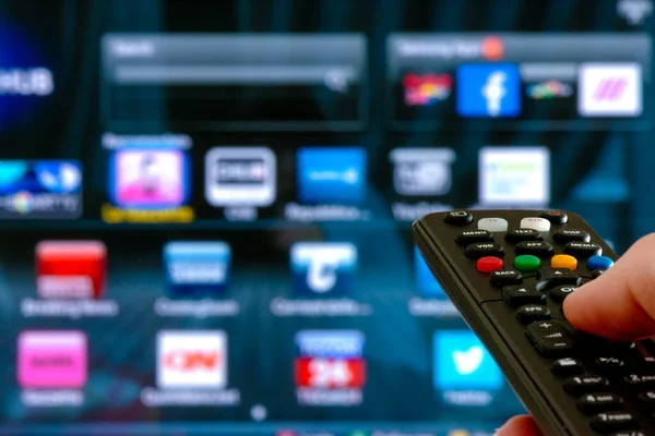 Control Remoto Que Interactúa Con Televisión Inteligente — Foto de Stock