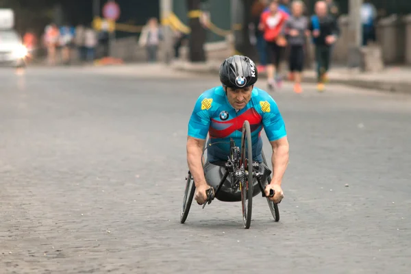 Roma, İtalya - 02 Nisan 2017: Roma Maratonu 'nun sahibi Alex Zanardi