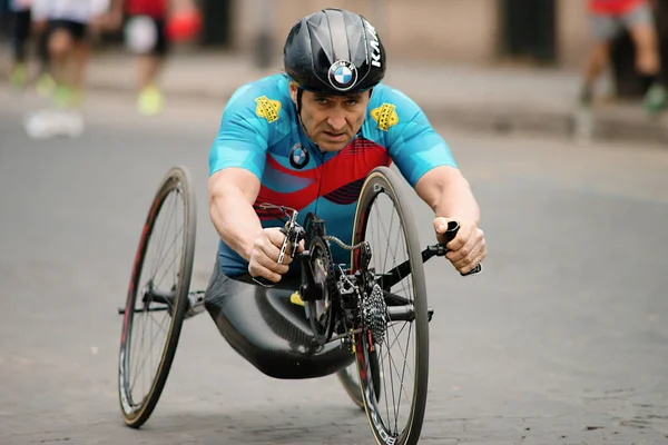 Roma, İtalya - 02 Nisan 2017: Roma Maratonu 'nun sahibi Alex Zanardi