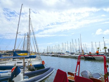Yelkenli liman. Yelken yatlar liman. Birçok lüks Park tekne boş zaman, aktif yaşam, tatil ve tatil için su.