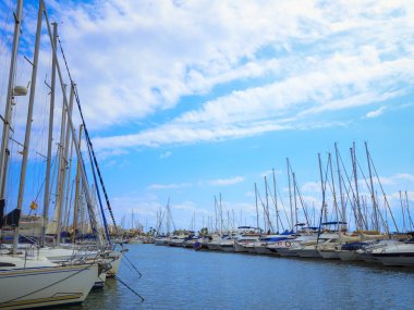 Yelkenli liman. Yelken yatlar liman. Birçok lüks Park tekne boş zaman, aktif yaşam, tatil ve tatil için su.