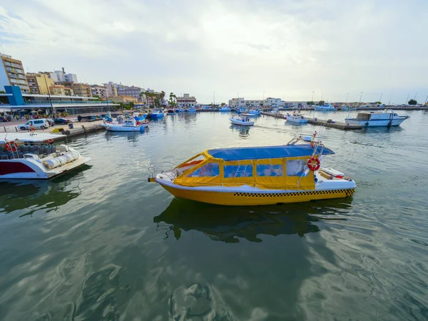 Haven Zee Taxi Schip Prachtige Schepen Achtergrond Van Natuur Kleurrijke — Stockfoto