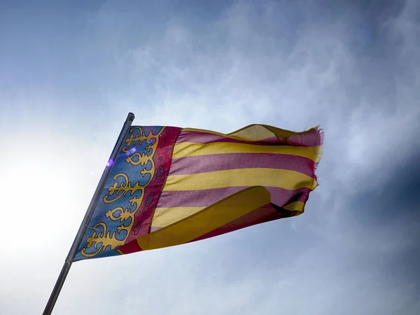 Spanien Flag Vinden Baggrund Den Blå Himmel Baggrund - Stock-foto