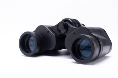 Beyaz arka planda siyah dürbünlerin yakın plan çekimi. Gözlem, keşif ve gözetleme için ideal..