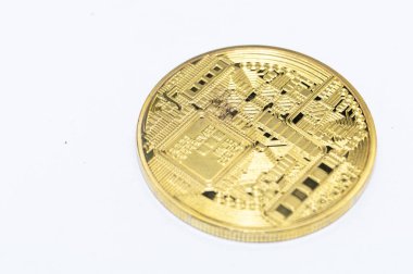 Beyaz arka planda tek bir altın Bitcoin sikkeye yakın plan. Dijital para birimi, engelleme teknolojisi ve merkezi olmayan finans kavramını temsil eder..