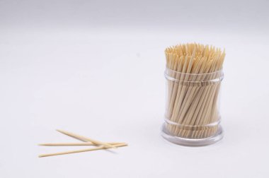 Temiz bir plastik tutacağa yakın çekimde birkaç tanesi beyaz bir yüzeye saçılmış. Basit, temiz kompozisyon.