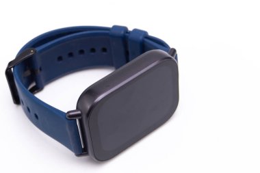 Beyaz arka planda izole edilmiş mavi bantlı siyah bir akıllı yamağın yakın çekimi. Cihaz modern ve gösterişli, giyilebilir teknoloji..