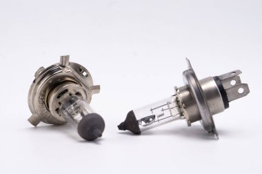 Beyaz zemin üzerinde iki halojen far ampulü sergileniyor, otomotiv aydınlatma bileşenleri ve tasarım detayları sergileniyor.