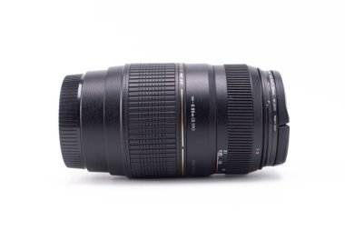 Siyah bir kamera lensi beyaz bir arkaplan üzerine kuruludur. Mercek yatay ve tasarım ve yapım detaylarını gösterir..