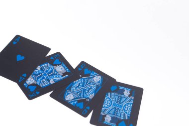 Mavi ve karmaşık dizaynlı dört iskambil kartı temiz beyaz bir arkaplanda çapraz olarak düzenlenmiştir. Kartlar yukarı bakıyor, detaylarını gösteriyor..