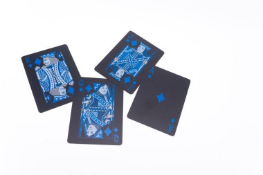 Beyaz bir yüzeye dağılmış dört koyu mavi tarot kartının yukarıdan aşağıya görüntüsü, her biri mistik görüntüler ve gök motifleri sergiliyor..