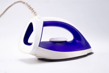 Beyaz arka planda mavi ve beyaz bir demire yakın plan. Ütü, giysileri ütülemek ve düzleştirmek için kullanılan bir ev eşyası..