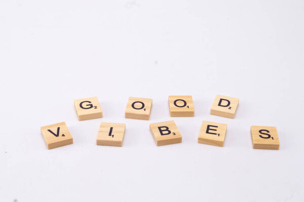 Хорошие Vibes расположены на чистом белом фоне, передавая позитивное и оптимистичное сообщение.