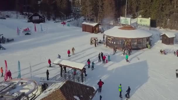 Estância de esqui na vista aérea da floresta — Vídeo de Stock