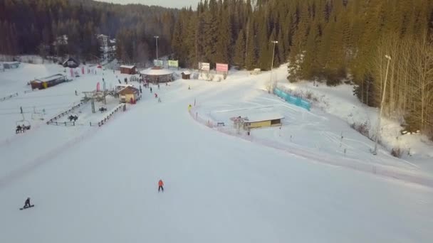 Горнолыжный курорт с видом на лес — стоковое видео