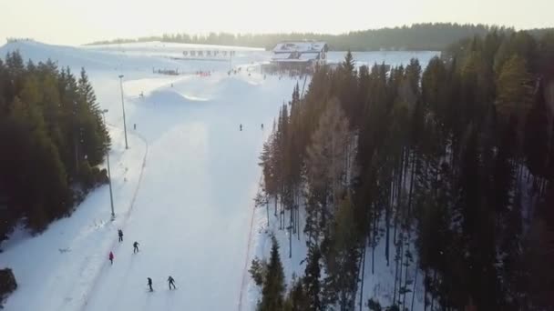 Lyžařské středisko v lese letecký pohled — Stock video