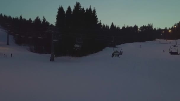 Domaine skiable en forêt vue aérienne — Video