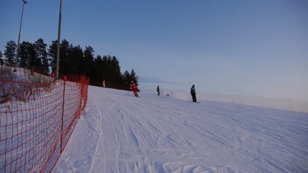 Extreme Snowboarden Skiën — Stockvideo