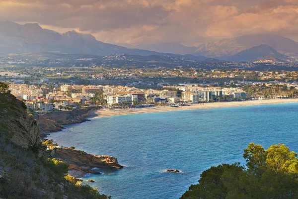 Alicante kıyısında Albir kumsalda hava görünümünü. Çevre Benidorm. Valensiya topluluk