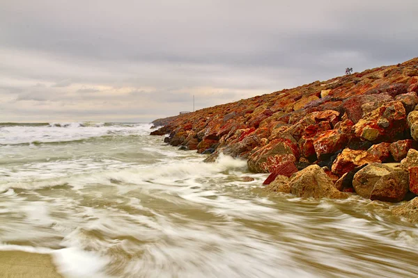 Волны Бьющиеся Камни Берегу Моря — стоковое фото