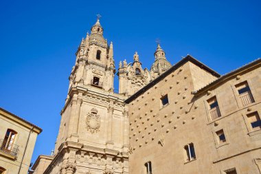 Papalık Üniversitesi ve evi kabuklar. Salamanca, İspanya