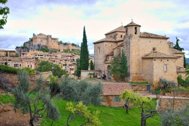 Kilise, kale ve şehir Alquezar. Aragon, İspanya