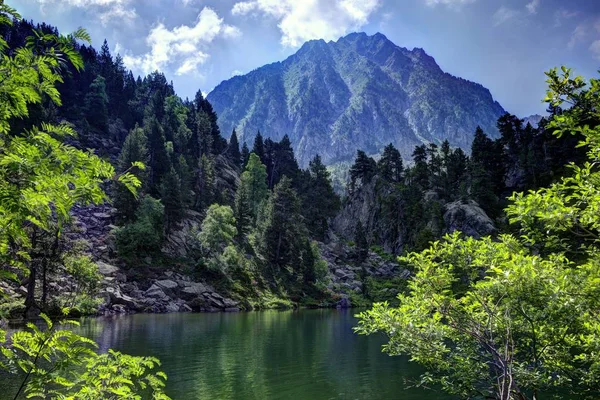 Gerber Valley Gölü Estanyer. Aiguestortes Milli Parkı. Catalunya