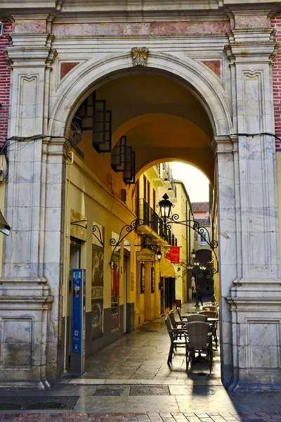 Malaga, İspanya'nın tarihi merkezinde Chinitas geçiş
