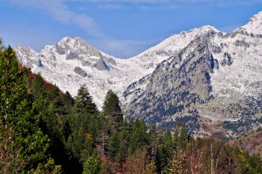 Karlı Pyrenees dağlarda