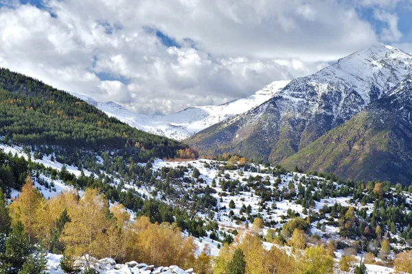 Karlı Pyrenees dağlarda — Stok fotoğraf