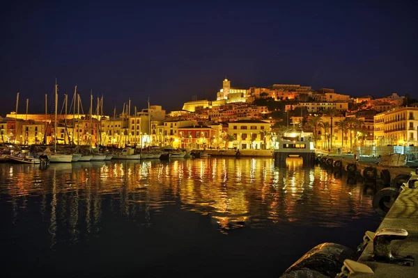 Gece Ibiza limanında yansımalar.