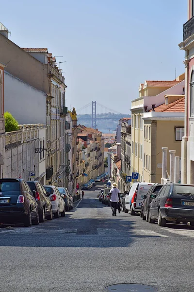 Straat en brug van Lissabon — Stockfoto