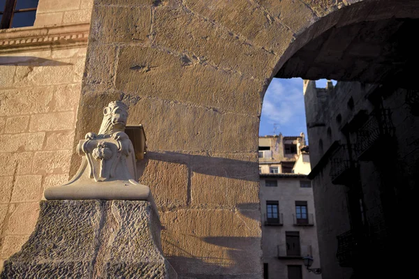 Статуя мавпи біля входу в середньовічне місто — стокове фото