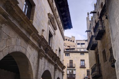 Orta Çağ köyü Valderrobres'e giriş.