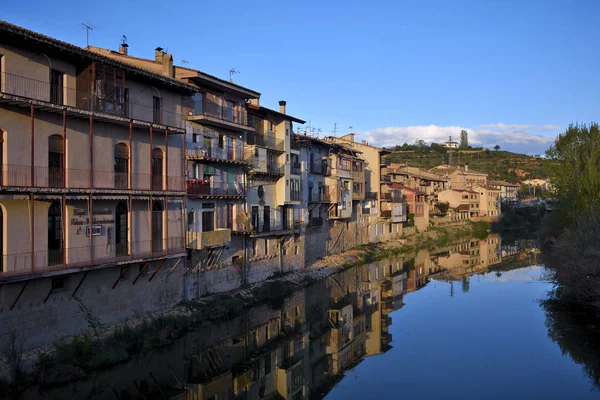 Réflexions de maisons dans la rivière — Photo