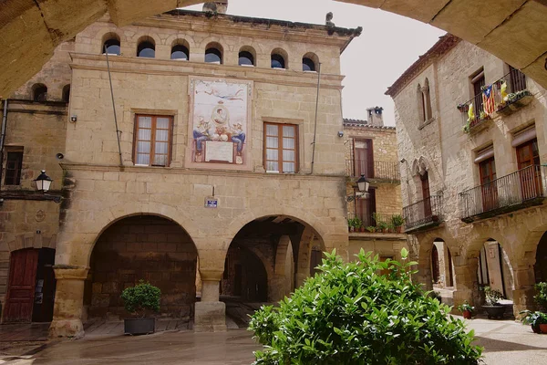 Edifícios antigos na aldeia de Horta de Sant Joan Fotos De Bancos De Imagens Sem Royalties