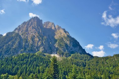 Aiguestortes Parkı'ndaki dağ manzarası