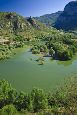Katalonya 'da küçük bir kasabanın yakınındaki dağ manzarası