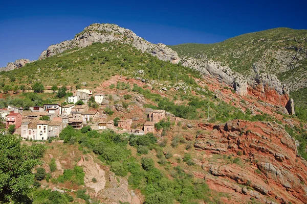Paysage de montagne près d'une petite ville de Catalogne — Photo