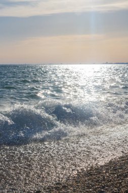 Yaz güneşli gün batımına sadece deniz sahilinde