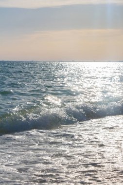 Yaz güneşli gün batımına sadece deniz sahilinde