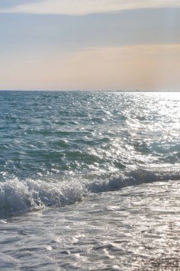 Yaz güneşli gün batımına sadece deniz sahilinde