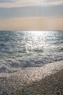 Yaz güneşli gün batımına sadece deniz sahilinde