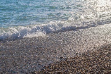Yaz güneşli gün batımına sadece deniz sahilinde