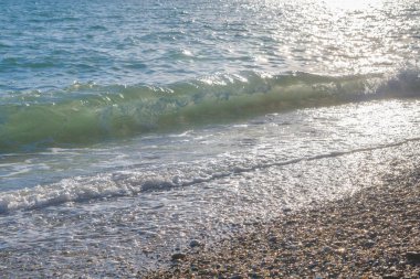 Yaz güneşli gün batımına sadece deniz sahilinde