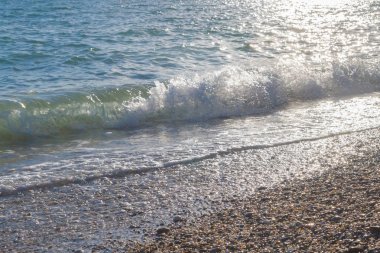 Yaz güneşli gün batımına sadece deniz sahilinde