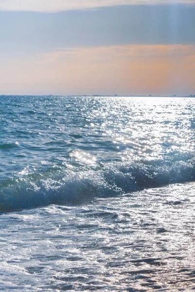 Yaz güneşli gün batımına sadece deniz sahilinde