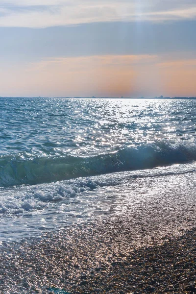Yaz güneşli gün batımına sadece deniz sahilinde