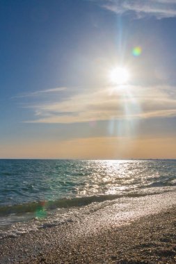 Güzel yaz günbatımı denize bulutlar ile