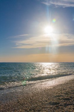 Güzel yaz günbatımı denize bulutlar ile